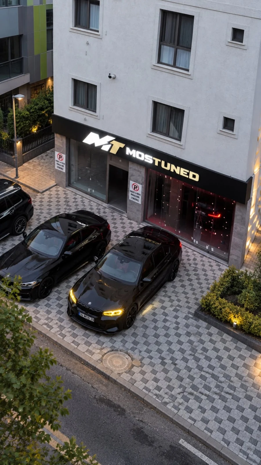 MOSTUNED Ataşehir atölyesi, tabela ve önündeki BMW araçları